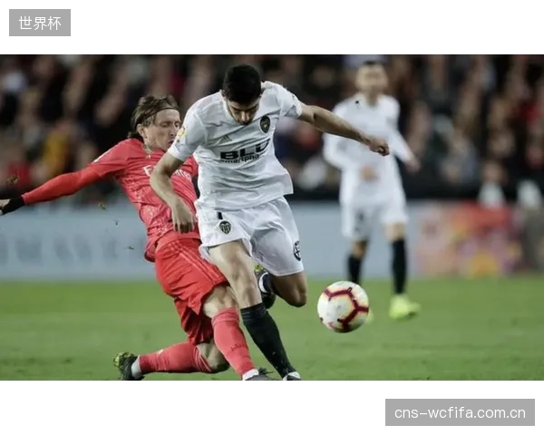 升班马科莫的替补中场帕斯成为亮点，其传球视野为球队进攻注入活力。